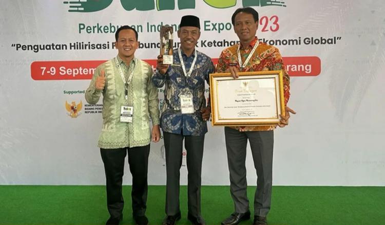Kebun Sawit PSR-nya Terluas di Indonesia, Bupati OKI Terima Anugerah Perkebunan