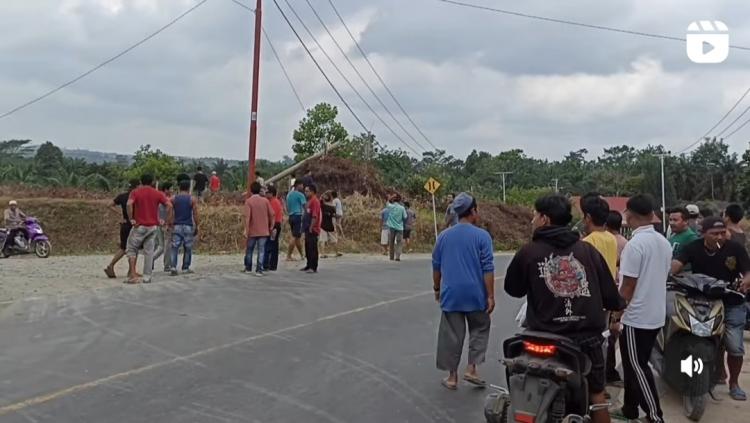 Tuntutan Rp 2 Milyar Tak Dipenuhi, Masyarakat Blokir Jalan Perusahaan Sawit