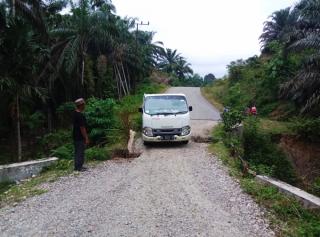 Diguyur Hujan Deras, Tiga Jembatan di Tengah Kebun Sawit Amblas