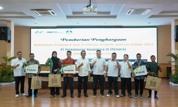 Pemanen Sawit dan Penderes Karet Terbaik Dapat Hadiah Uang dan Pelesiran