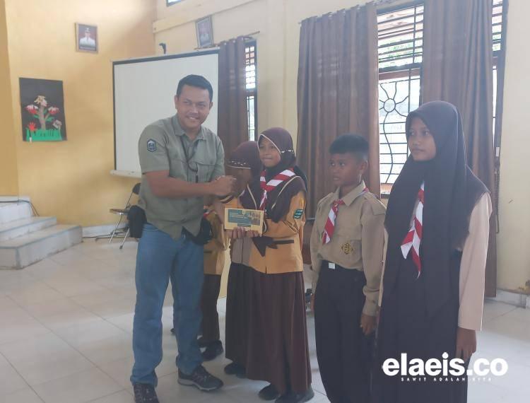 66 Pelajar di Koto Gasib Dapat Beasiswa HUT AAL dari PT KTU