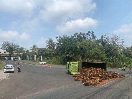 Kecelakaan Tunggal, Dua Truk Sawit Terguling di Dua Lokasi di Bengkulu