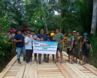 Rusak Karena Banjir, Jembatan Kayu Direhab Perusahaan Sawit