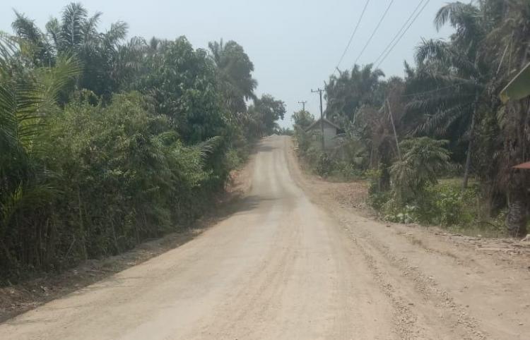 Fungsinya Sangat Vital, Petani Kecewa Jalan Rusak Direhab Bertahap