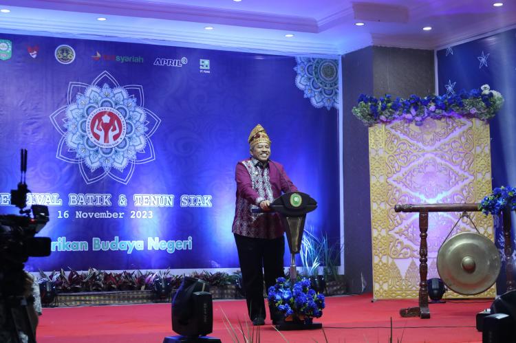Alfedri Terus Dorong Perkembangan Batik dan Tenun Siak