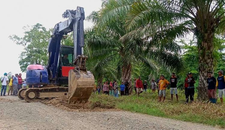 Tuntut Tanah Adat Dikembalikan, Masyarakat Bongkar Jalan ke Perusahaan Sawit