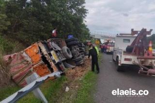 Tronton Bermuatan Sawit Terguling di Tol Pekanbaru-Dumai