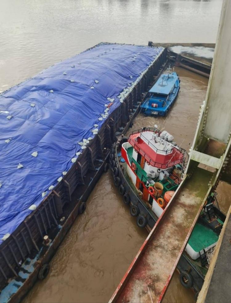 Tongkang Bermuatan Cangkang Sawit Tabrak Tiang Pengaman Jembatan Tayan