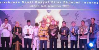 Paman Birin Jadi Satu-satunya Kepala Daerah Peraih Apkasindo Award 2023