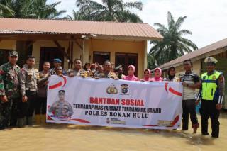 Dua Bulan Kebun Sawit Kebanjiran, Bantuan Disalurkan ke Warga Sontang