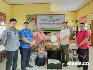 Korporasi Sawit PT Musim Mas Pelalawan Berikan Bantuan Alat Musik kepada Sekolah