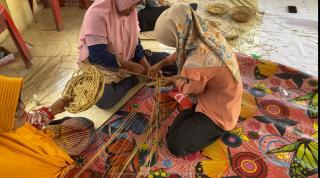 Kaum Ibu Suku Akit Dibimbing Manfaatkan Lidi Sawit untuk Tambah Penghasilan