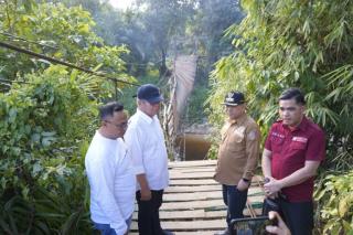 Jembatan Gantung Bantuan Perusahaan Sawit Putus Saat Diperbaiki Masyarakat