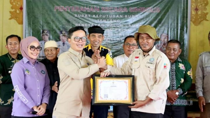 Perusahaan Sawit Realisasikan Kebun Plasma, Ratusan Warga Terima SK CPCL