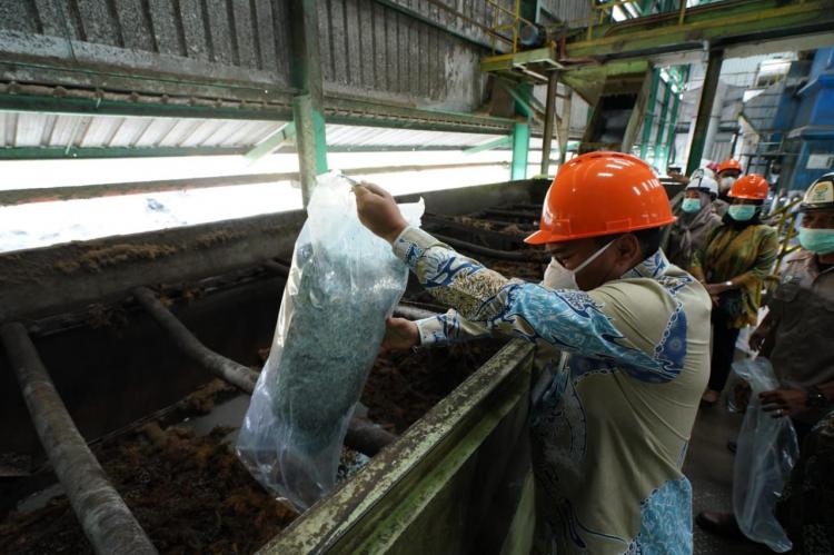 1,3 Ton Uang Kertas Rusak Dijadikan Bahan Bakar Pabrik CPO