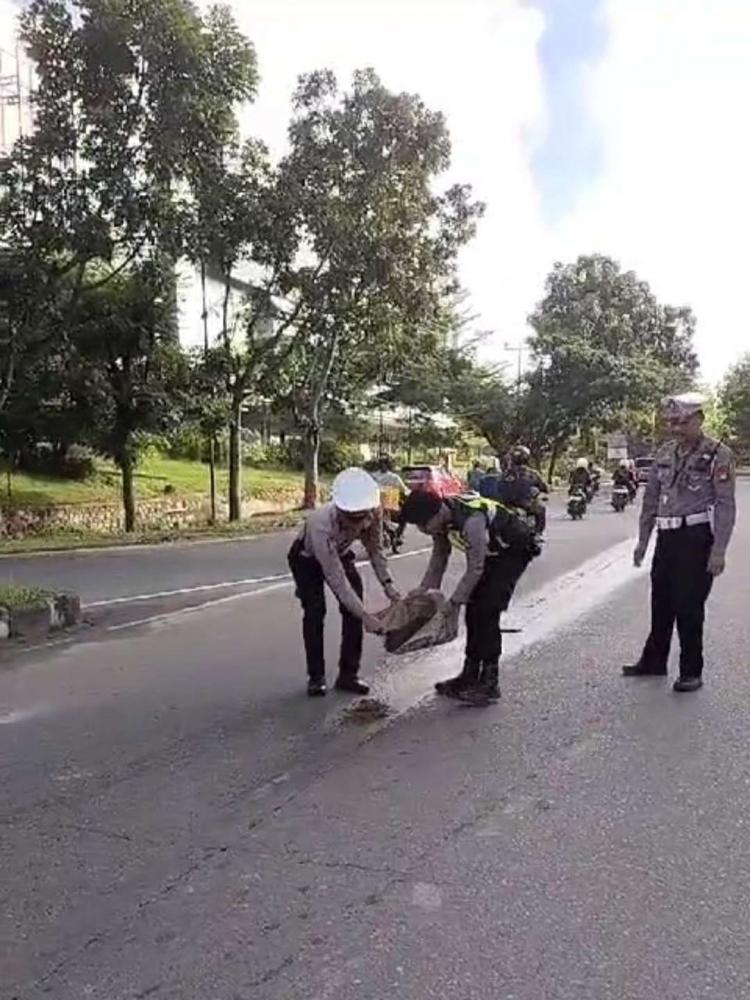 Pengendara Motor Nyaris Celaka Akibat Tumpahan CPO, Petugas Lantas Lakukan ini