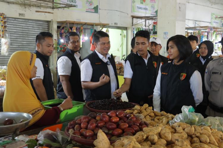 Jaga Stabilitas Harga Jelang Pemilu, Satreskrim Polres Inhu Turun ke Pasar 