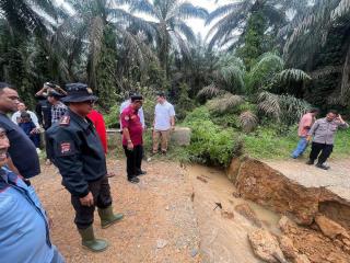 Sampah Pelepah Sawit Jadi Biang Banjir di Nagari Taratak Tinggi