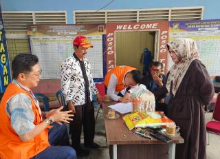 Gapki Riau Serahkan 300 Paket Sembako untuk Korban Banjir di Kampar