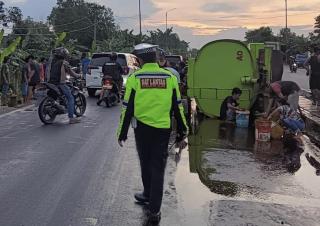 Warga Berebut Ciduk CPO dari Truk yang Terguling
