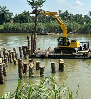 Cegah Bencana, Tebing Sungai Tamiang Dibentengi dengan Ratusan Batang Sawit 