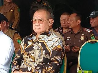 Pengusaha DH Serahkan Paket Sembako ke Korban Banjir di Inhu