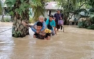 Banjir, Lansia Dievakuasi dari Kawasan Perkebunan Sawit 