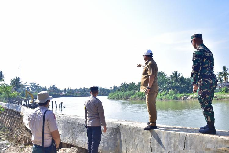 Tanggul Rawan Ambruk, Sungai Tamiang Dibentengi Ratusan Batang Kelapa Sawit