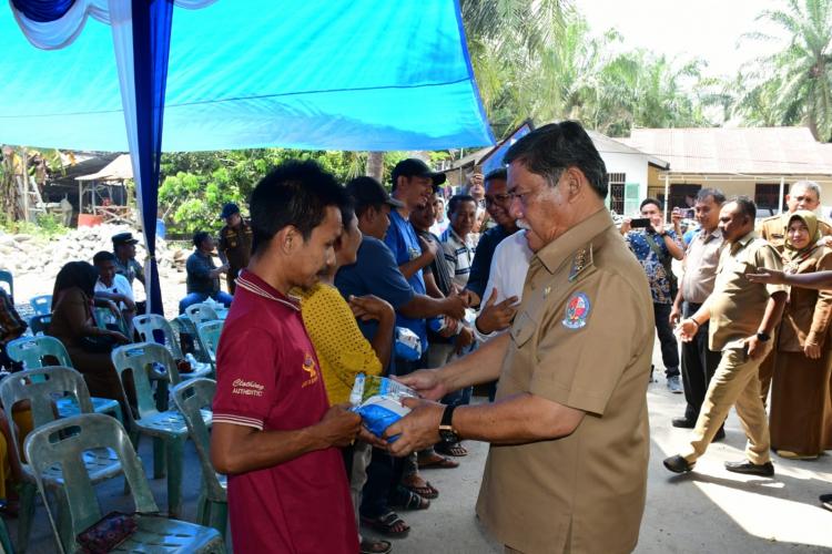 Petani Sawit Dapat Bantuan 24 Ton Pupuk dari PT Lonsum, Berikutnya Dijanjikan ini