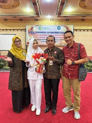 Batal Jadi Polwan, Gadis Cantik ini Jadi Warga SAD Pertama yang Lulus Sekolah Perawat