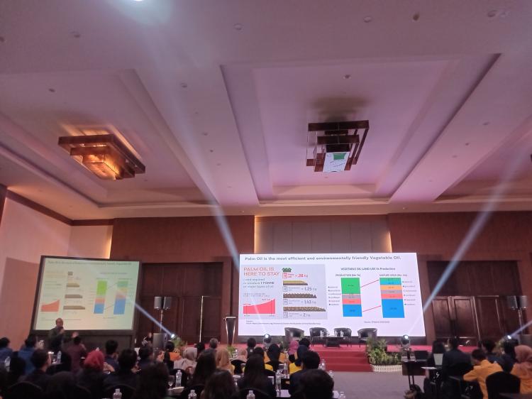 Nasib Kelapa Sawit, Banyak Sumbangsih tapi Lebih Sering Difitnah Ketimbang Dipuja