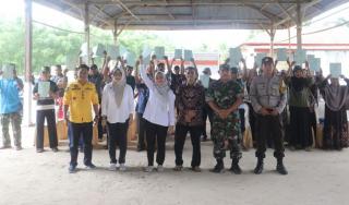 Ratusan Warga Salama Terima Sertifikat Redistribusi Tanah 