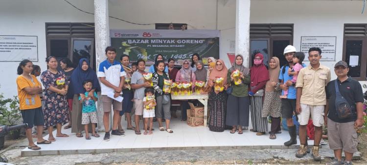 Anak Usaha Sinar Mas ini Gelar Bazar Minyak Goreng Murah di 19 Desa