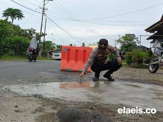 Dukung Sektor Kelapa Sawit, Polsek di Bengkulu Utara Tambal Jalan Berlubang 