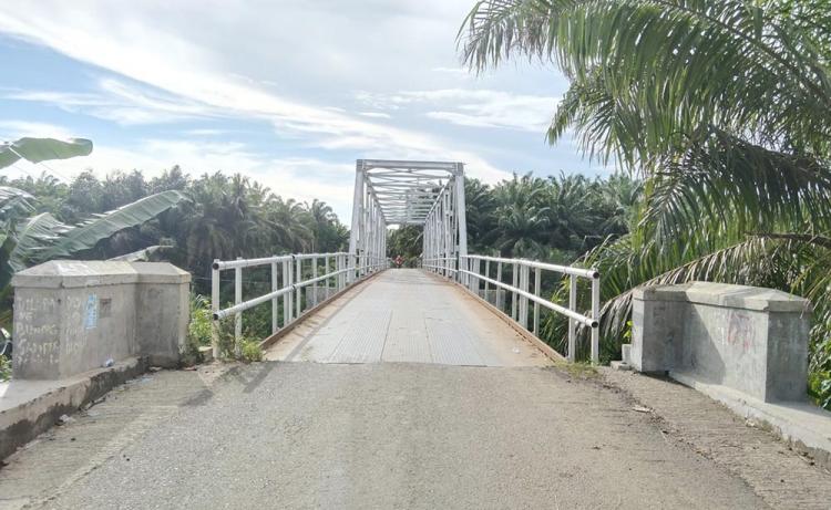 Petani Dilarang Bawa TBS Kelapa Sawit Berlebihan Saat Melintasi Jembatan