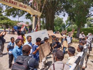 Lapangan Bola Ditanami Sawit, Warga Tuntut Perusahaan Negara ini Sediakan Fasilitas Pengganti