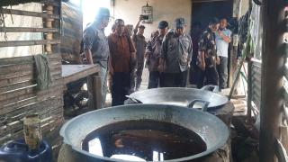 Pemkab Pasbar Pelajari Pembuatan Gula Merah Sawit ke Mukomuko