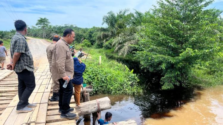 Buktikan Laporan Pencemaran Limbah Sawit, Sampel Air dan Tanah Diperiksa di Laboratorium