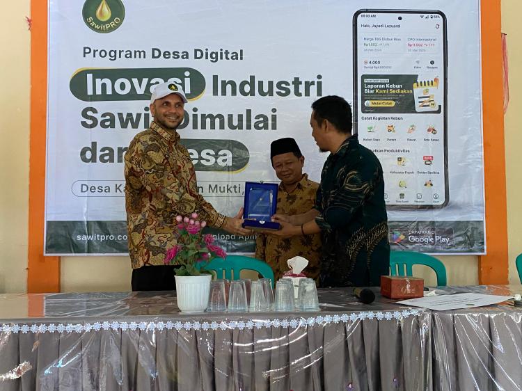 SawitPRO Dukung Desa Karya Harapan Mukti Jambi Jadi Desa Digital