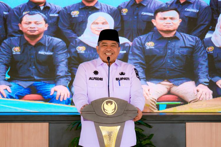 Kembali Berikan Beasiswa untuk Anak Siak, Begini Harapan Bupati Alfedri