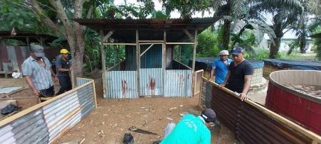 Tingkatkan Ekonomi Masyarakat, Perusahaan Sawit Serahkan Bantuan Bebek Petelur