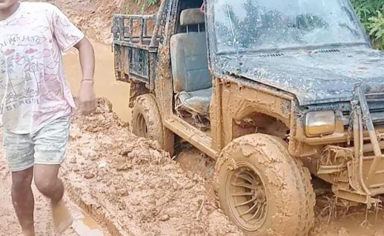 Kondisi Jalan Rusak di Selagan Raya, Mukomuko, Menghambat Aktivitas Petani Kelapa Sawit