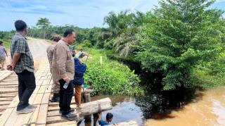 Buktikan Laporan Pencemaran Limbah Sawit, Sampel Air dan Tanah Diperiksa di Laboratorium