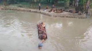 Melangsir TBS Pakai Sampan, Warga Mukomuko Hanyut di Sungai Batang Lunang Sumbar