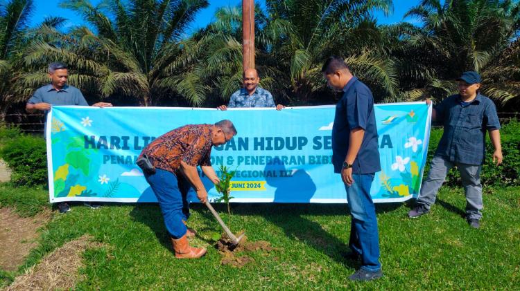Lestarikan Lingkungan, PTPN IV Salurkan Bibit Pohon dan Ikan