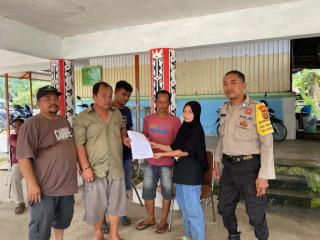 Bhabinkamtibmas Damaikan Problem Pencurian TBS di Huta II Nagori Gunung Serawan