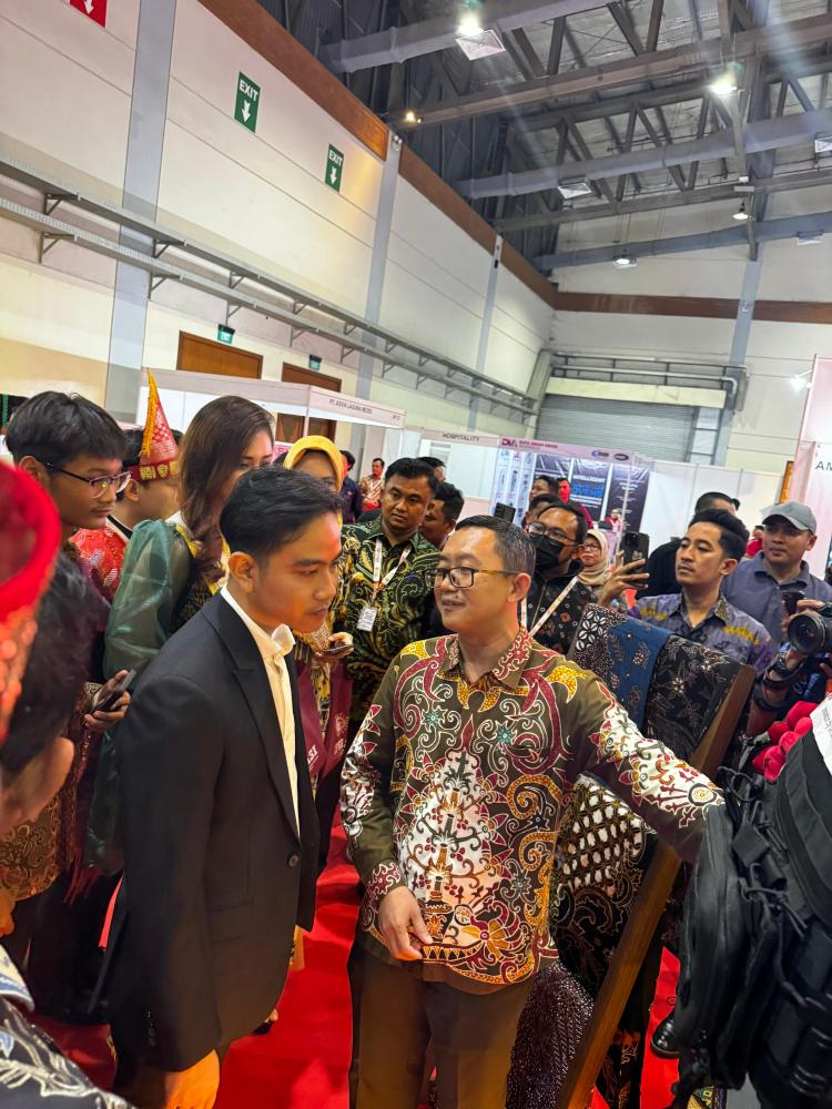 Di Acara APKASI. Gibran Rakabuming Raka Kagumi Rompi Antipeluru Sawit yang Dipamerkan BPDPKS