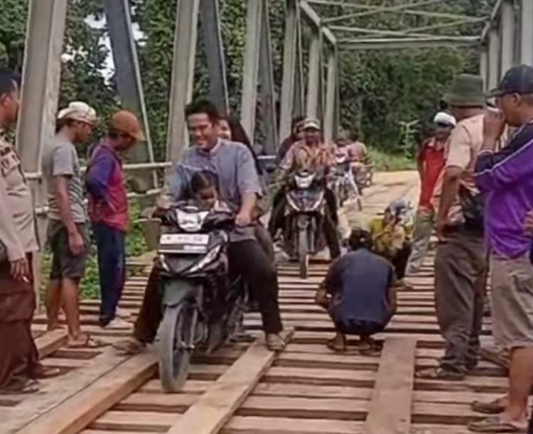 Rusak dan Membahayakan, Petani Sawit Perbaiki Jembatan Batupapan