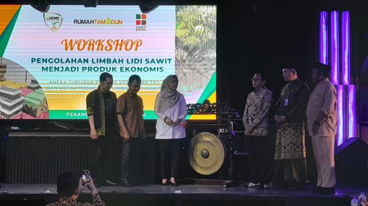 Samade Latih UMKM Olah Lidi Sawit Jadi Produk Ekonomis