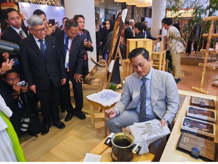Wamenkeu Membatik Pakai Malam Sawit pada Gelaran ATF 2024: Produknya Bagus, Harus Terus Dikembangkan